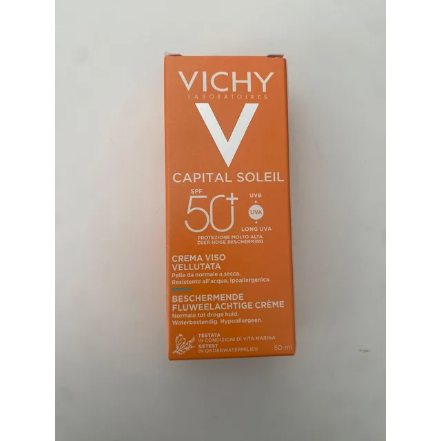 Crème solaire visage SPF50+ offre une texture onctueuse pour un fini velouté